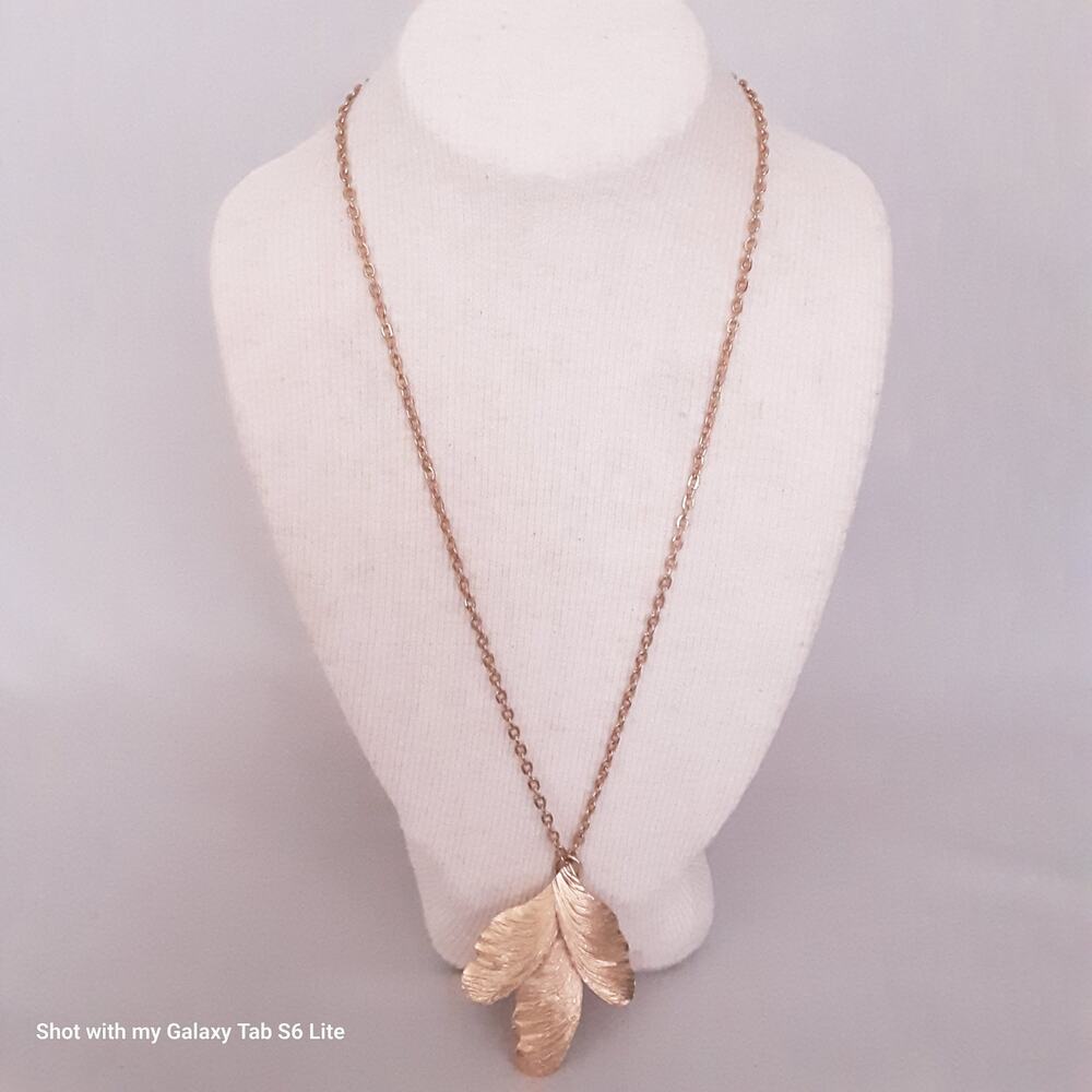 💎Trifari Leaf Pendant Necklace Gold Tone Cable Chain Matinee Length